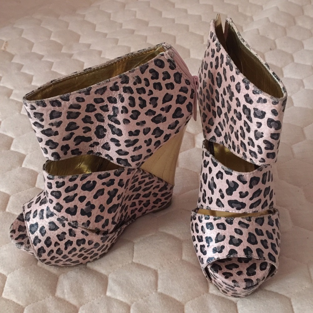 Posh size 7 (pink leopard printed wedge)